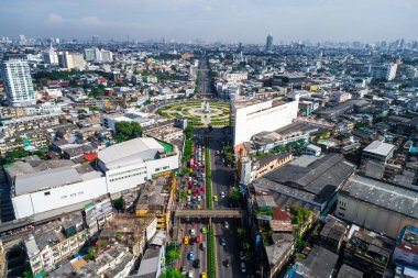 Modern bina havadan görünümü ile şehir trafik yolu