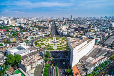 Modern bina havadan görünümü ile şehir trafik yolu