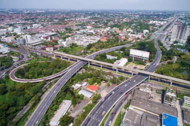 Modern bina havadan görünümü ile şehir trafik yolu
