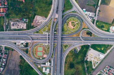 Modern bina havadan görünümü ile şehir trafik yolu