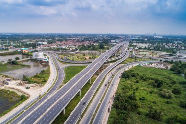 Modern bina havadan görünümü ile şehir trafik yolu