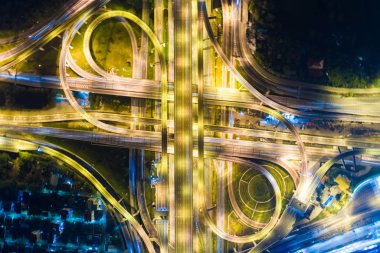 Modern bina havadan görünümü ile şehir trafik yolu