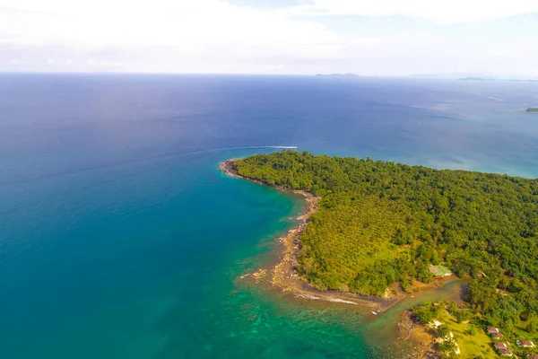 Vista aérea hermoso árbol verde en la isla con mar turquesa wa — Foto de Stock