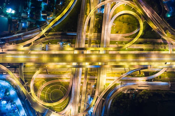 Araç hareketi ışığı ile gece trafik şehir ulaşım yolu