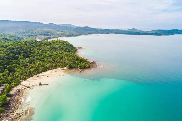 Havadan görünüm deniz adası plaj yeşil hindistan cevizi ağacı — Stok fotoğraf