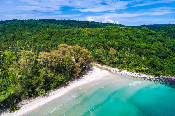 Tropisch eiland met groene boombos wit Savo strand — Stockfoto
