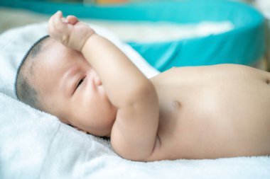 Beyaz battaniye üzerinde yatan adoraable bebek erkek bebek