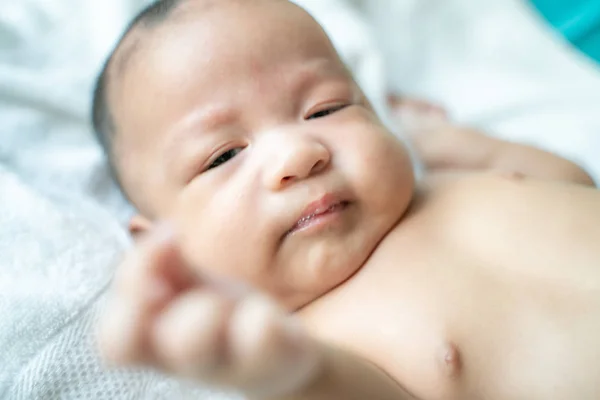 Adorable bebé niño acostado en una manta blanca — Foto de Stock