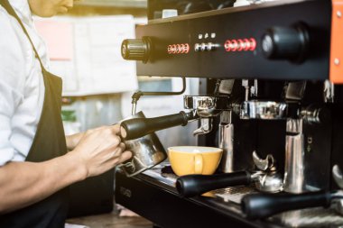 Kahve makinesi kafede sıcak kahve yapmak