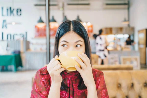 Mutlu rahat güzel kadınlar latte kahve fincan tutun — Stok fotoğraf