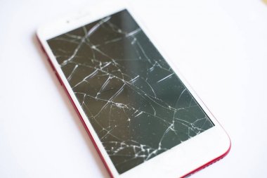 Akıllı telefon ekranı kırık mobil düzeltme dükkanı kavramı