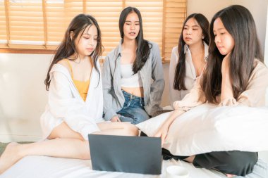 Dizüstü compu ile birlikte discusion konuşan iş kadın ekibi