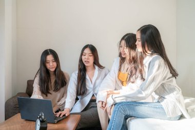 Dizüstü compu ile birlikte discusion konuşan iş kadın ekibi