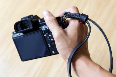 Siyah hakiki deri kamera kayışı