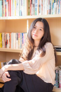 Raf backg kitap ile genç güzel Asyalı kadınların Portresi