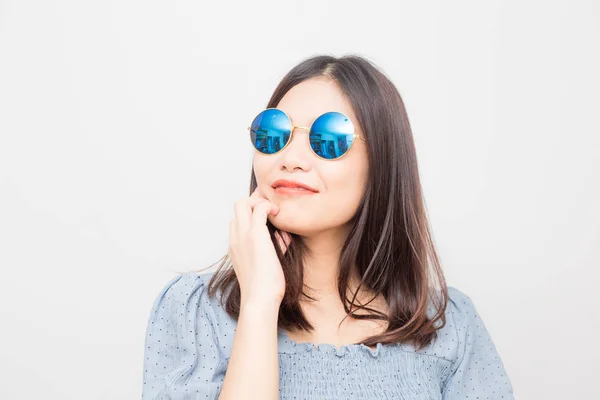 Giovane asiatico bella moda donne con occhiali da sole su bianco bac — Foto Stock