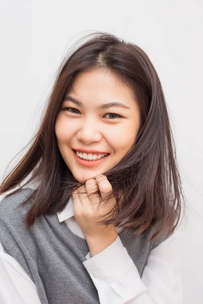 幸福的年轻美丽的亚洲妇女的肖像 — 图库照片
