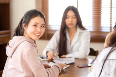 İş kadınlarının portresi ev ofisinde yeni bir fikri tartışıyor