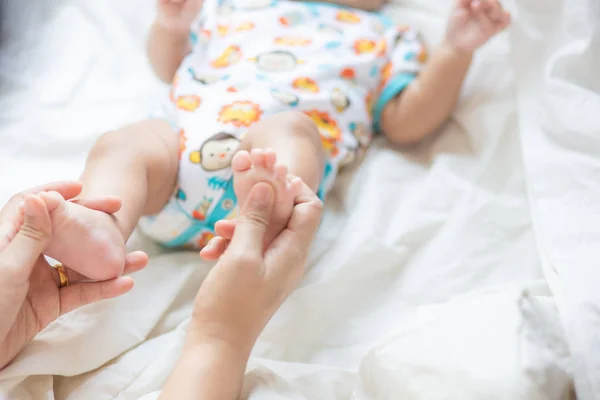 Madre haciendo bebé bebé niño pie masaje — Foto de Stock