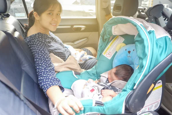 Mom with infant child boy inside savfty car seat — Stock Photo, Image