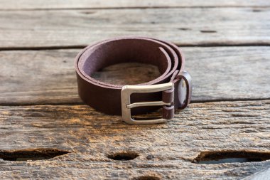 Kahverengi deri kemer el işçiliği