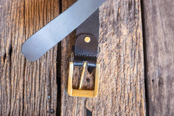 Pravý kožený pásek s mosaznou sponou — Stock fotografie