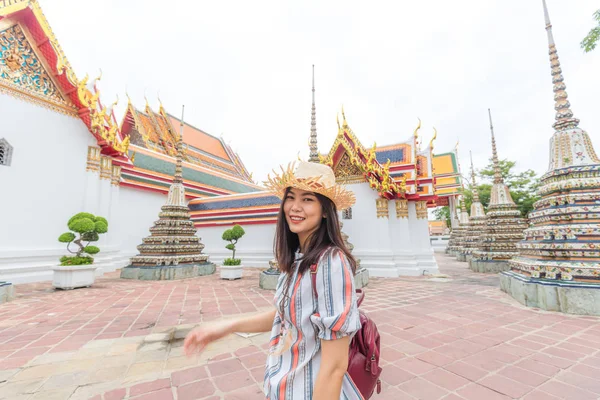 불교 사원에서 걷는 관광 아시아 여성 — 스톡 사진