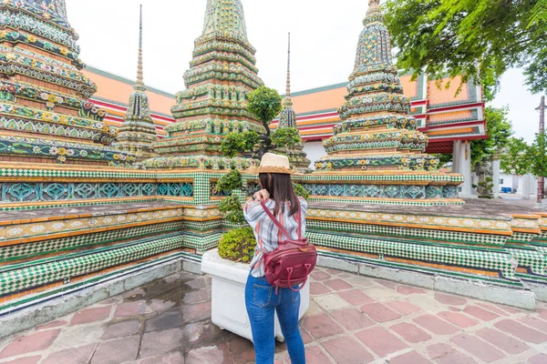 불교 사원에서 걷는 관광 아시아 여성 — 스톡 사진