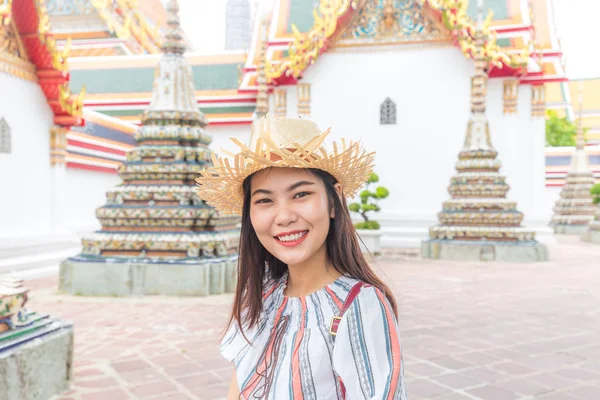 Туристические азиатские женщины, идущие в буддийском храме — стоковое фото