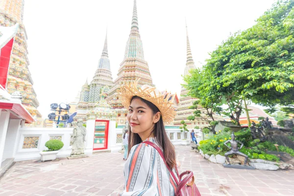 Turističtí asijští ženy v buddhistickém chrámu — Stock fotografie