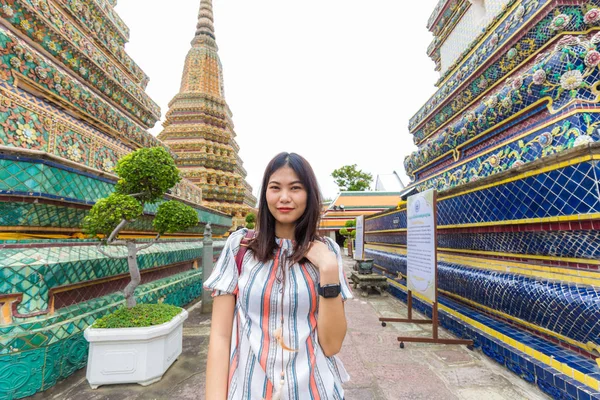 Toeristische Aziatische vrouwen wandelen in boeddhistische tempel — Stockfoto