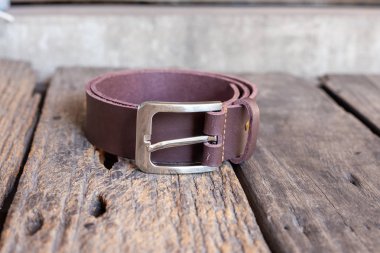 Ahşap masa üzerinde katı pirinç toka ile Deri kemer el sanatları