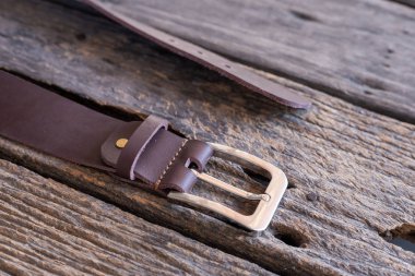 Ahşap masa üzerinde katı pirinç toka ile Deri kemer el sanatları