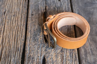 Ahşap masa üzerinde katı pirinç toka ile Deri kemer el sanatları