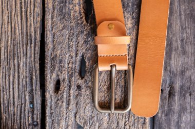 Kahverengi deri kemer el işçiliği