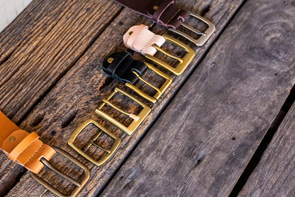 Cintura in pelle marrone lavorata artigianalmente — Foto Stock
