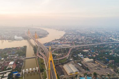 Bhumi üzerinde trafik yolu ile Bangkok şehir binasının havadan görünümü
