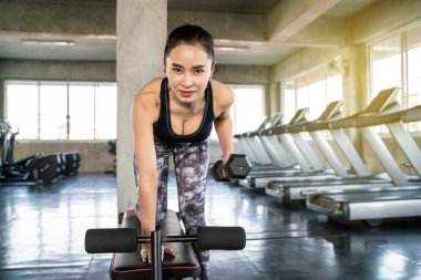 Fitness sporu çekici kadınlar spor salonunda halter halter