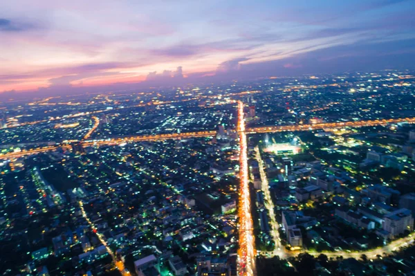 Luftaufnahme Sonnenuntergang in Bangkok City Building mit Stadtverkehr — Stockfoto