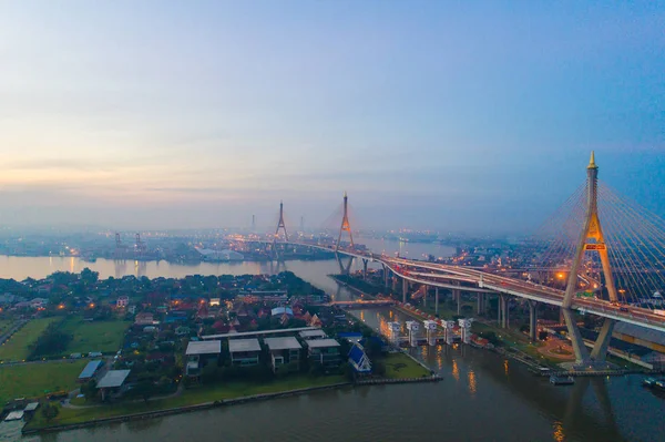 Luftaufnahme eines Bangkoks Stadtgebäudes mit Verkehrsstraße auf Humi — Stockfoto