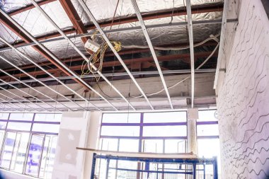 Asma tavan çerçevesi ile bina yeniev yenilemek