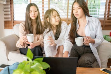 Dizüstü bilgisayar hold cup c ile birlikte çalışan iş proje ekibi