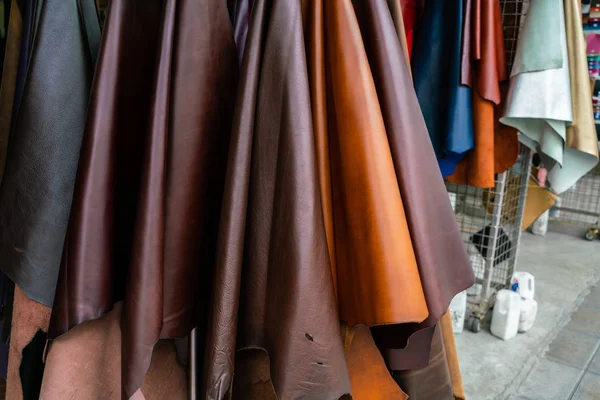 Artesanías de cuero genuino hecho a mano trabajando en estante en la tienda — Foto de Stock