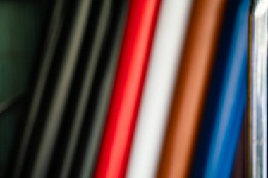 Hakiki Deri El Sanatları dükkanda rafta çalışan el yapımı