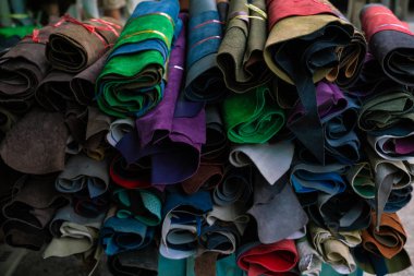 Hakiki Deri El Sanatları dükkanda rafta çalışan el yapımı