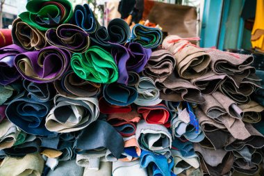 Hakiki Deri El Sanatları dükkanda rafta çalışan el yapımı