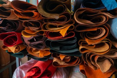 Zanaatkarlık pazarında rafta tabaklanmış deri