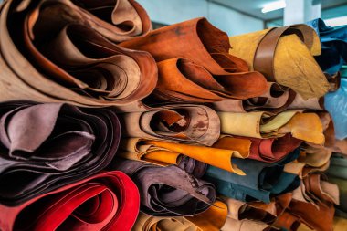 Zanaatkarlık pazarında rafta tabaklanmış deri