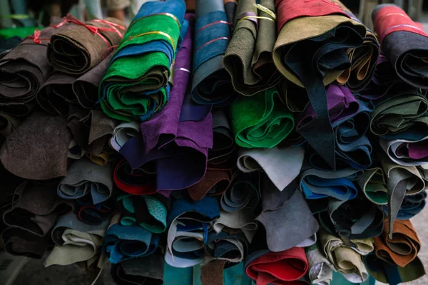 Hakiki Deri El Sanatları dükkanda rafta çalışan el yapımı