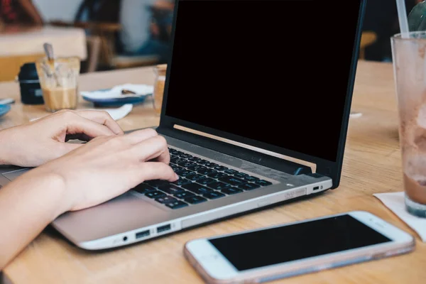 Hermosas mujeres asiáticas escribiendo en el ordenador portátil en la cafetería —  Fotos de Stock